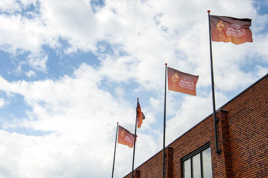 Flaggor på arenataket