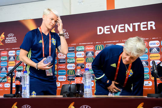 Nilla Fischer och förbundskapten Pia Sundhage på en