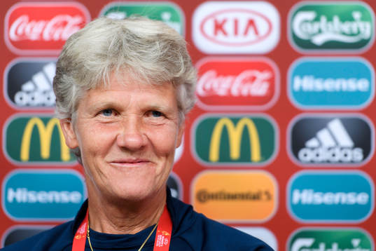 förbundskapten Pia Sundhage på en presskonferens med det