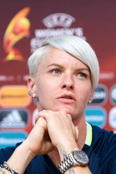Nilla Fischer på en presskonferens med det svenska