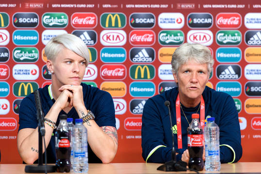 Nilla Fischer och förbundskapten Pia Sundhage på en