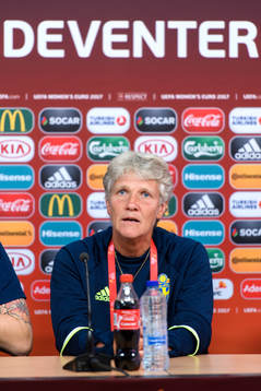 Förbundskapten Pia Sundhage på en presskonferens med det