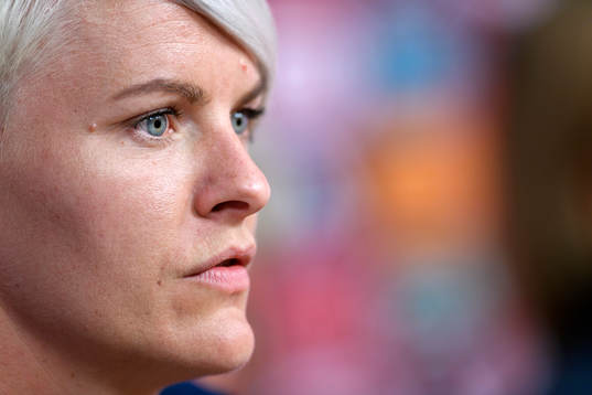 Nilla Fischer på en presskonferens med det svenska