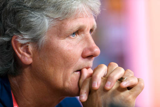 Förbundskapten Pia Sundhage på en presskonferens med det