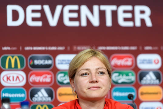 Förbundskapten Jelena Fomina på en presskonferens med det