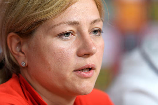 Förbundskapten Jelena Fomina på en presskonferens med det