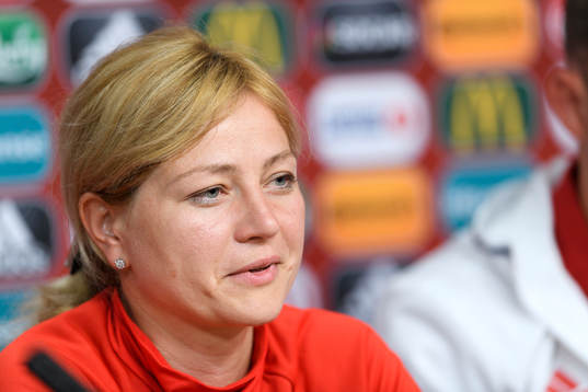 Förbundskapten Jelena Fomina på en presskonferens med det