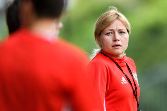 Förbundskapten Jelena Fomina på en träning med det ryska