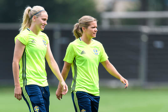Lisa Dahlkvist och Hanna Folkesson på en träning med det