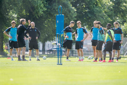 Malmö FFs spelare lyssnar på instruktioner från