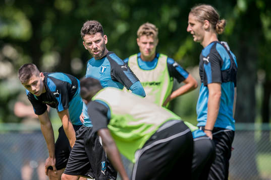 Malmö FFs Erdal Rakip (v) tittar på Pawel Cibicki