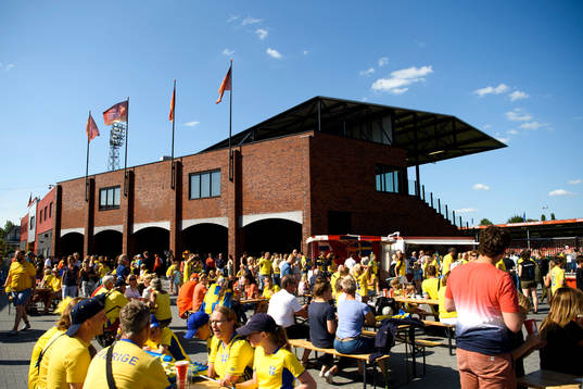 Svenska supportrar utanför arenan innan matchen mellan