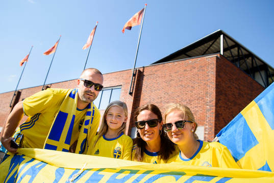 Svenska supportrar utanför arenan innan matchen mellan