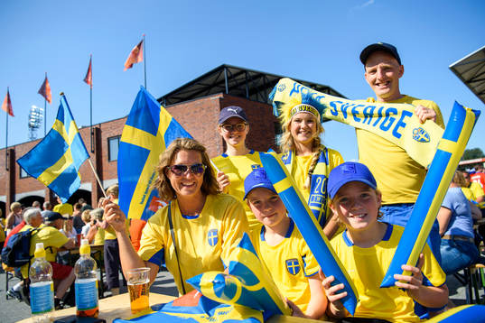 Svenska supportrar utanför arenan innan matchen mellan