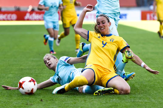 Rysslands Nadezjda Smirnova och Sveriges Kosovare Asllani i