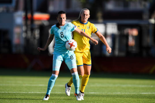 Rysslands Darja Makarenko och Sveriges Stina Blackstenius i