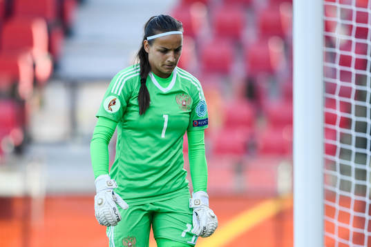 Rysslands målvakt Tatjana Sjtjerbak deppar