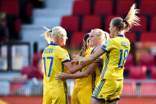 Sveriges Caroline Seger , Stina Blackstenius och Fridolina