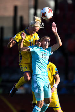 Sveriges Caroline Seger och Rysslands Nadezjda Smirnova i