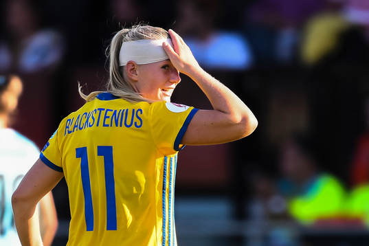 Sveriges Stina Blackstenius med bandage i matchen mellan