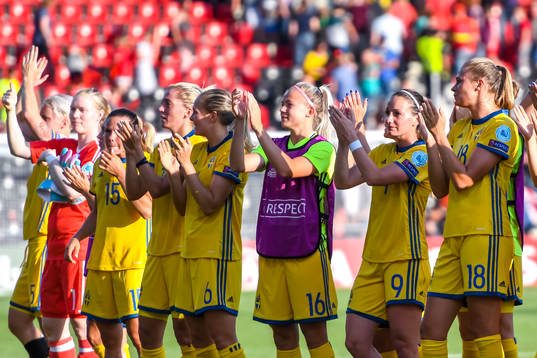 Sveriges spelare tackar publiken