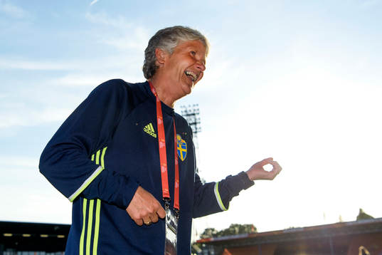 Sveriges förbundskapten Pia Sundhage jublar och spelar