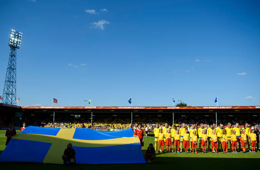 Sveriges spelare vid lineup innan matchen mellan Sverige