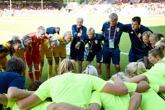 Sveriges spelare laddar innan matchen mellan Sverige och