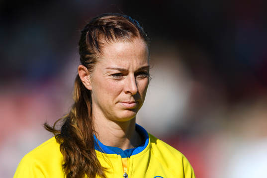 Sveriges Lotta Schelin vid lineup innan matchen mellan