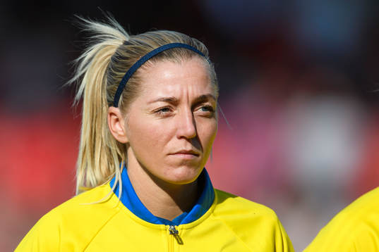 Sveriges Linda Sembrant vid linup innan matchen mellan