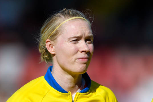 Sveriges målvakt Hedvig Lindahl vid linup innan matchen