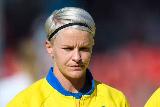 Sveriges Nilla Fischer vid linup innan matchen mellan