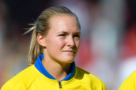 Sveriges Magdalena Eriksson vid linup innan matchen mellan