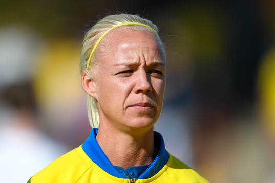Sveriges Caroline Seger vid linup innan matchen mellan