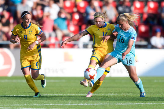 Sveriges Kosovare Asllani och Hanna Folkesson som är