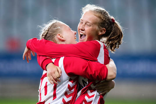 Lyns Runa Lillegård jublar med lagkamrat