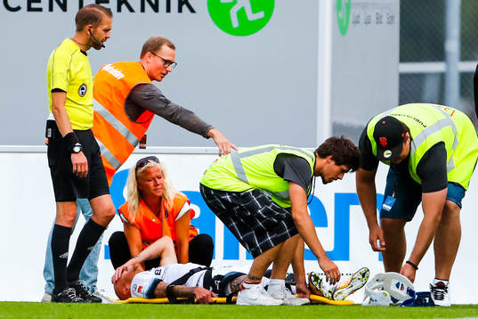 Häckens Alexander Farnerud lämnar planen på bår