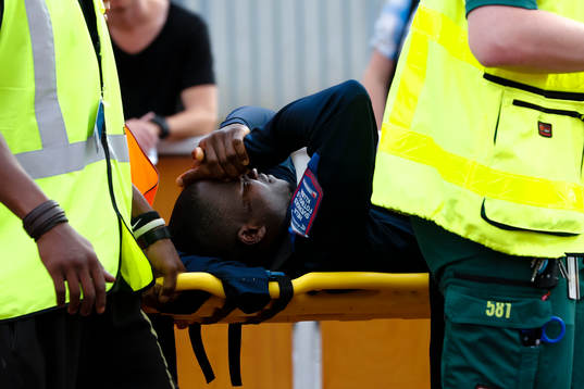 Sirius Moses Ogbu  lämnar planen på bår