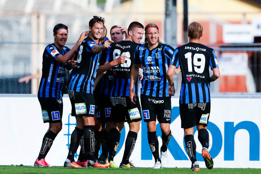 Sirius spelare jublar med Jesper Arvidsson