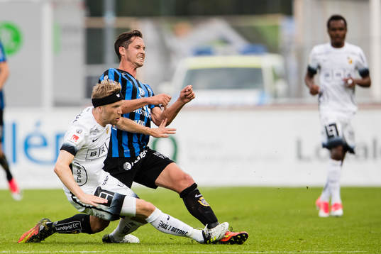 Häckens Rasmus Lindgren i kamp om bollen med Sirius Philip