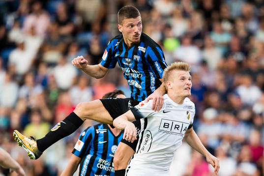 Sirius Shkodran Maholli i en nickduell med Häckens Juhani