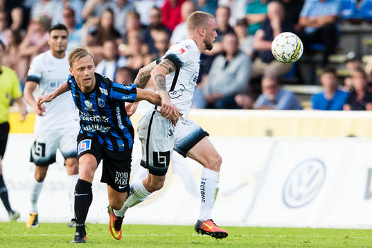Sirius Christer Gustafsson i kamp om bollen med Häckens