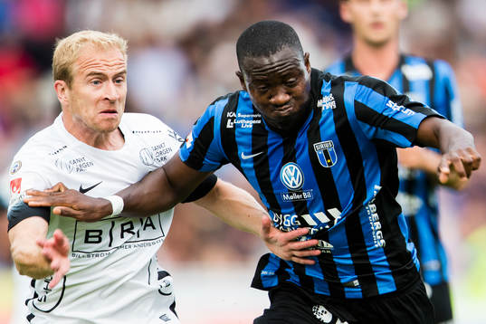 Häckens Kari Arkivuo i en närkamp med Sirius Moses Ogbu