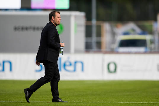 Häckens tränare Mikael Stahre innan fotbollsmatchen i