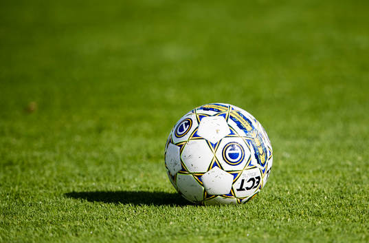 En fotboll innan fotbollsmatchen i Allsvenskan mellan