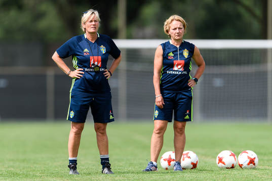 Assisterande förbundskapten Lilie Persson och sjukgymnast