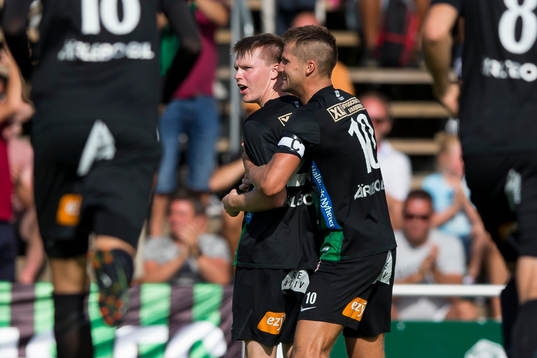 Varbergs Anton Liljenbäck jublar och omfamnas av Gabriel