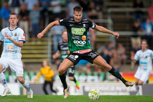 Varbergs Gabriel Altemark-Vanneryr klackar bollen