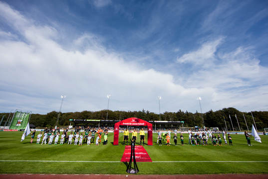 Line up innan fotbollsmatchen i Superettan mellan Varberg