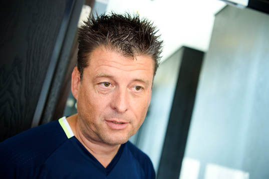 Läkare Mats Börjesson blir intervjuad på en pressträff